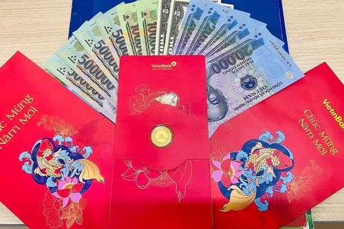 Nhân viên ngân hàng khoe lì xì 1 chỉ vàng ngày đầu năm