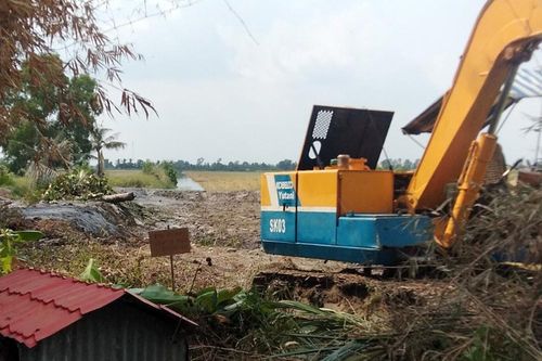 Pháo sáng phát nổ, tài xế máy xúc bỏ chạy