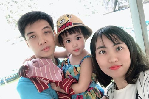 Đôi vợ chồng y tá Hải Dương chỉ được nhìn nhau ở hành lang bệnh viện