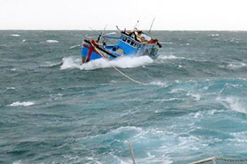 Tàu cá chìm trên biển Bình Thuận, 5 người chết và mất tích