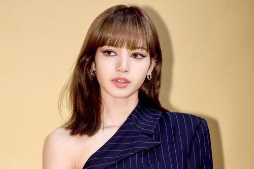 Lisa được mời làm giám khảo thời trang tại Pháp