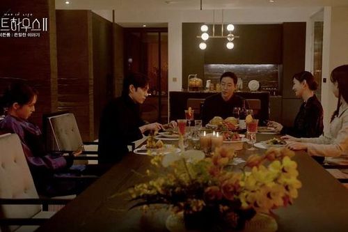 'Penthouse - Cuộc chiến thượng lưu 2': Mẹ con ác phụ xun xoe Joo Dan Tae, xuất hiện ở căn áp mái như người nhà