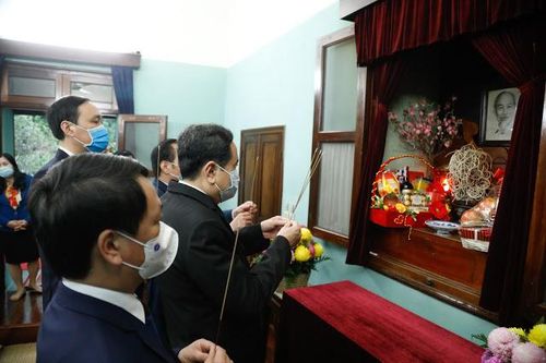 Chủ tịch Ủy ban Trung ương MTTQ dâng hương tưởng nhớ Chủ tịch Hồ Chí Minh