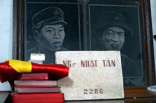 Hơn nửa thế kỷ chờ tin con