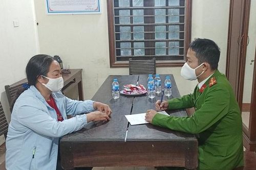 Bất chấp lệnh cấm, 2 người vẫn đưa khách vào chùa Hương bằng đường tắt