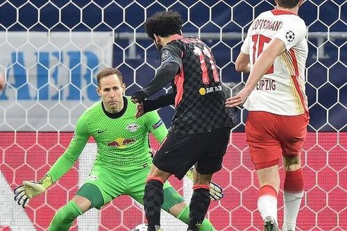 Liverpool đặt một chân vào tứ kết Champions League