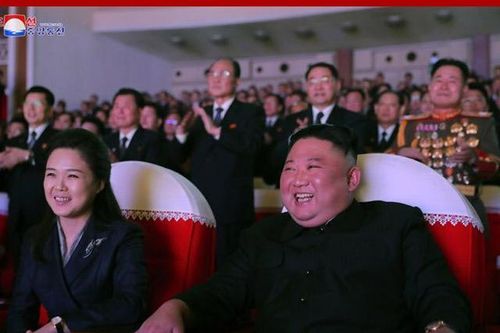 Phu nhân ông Kim Jong-un tái xuất sau 1 năm vắng bóng