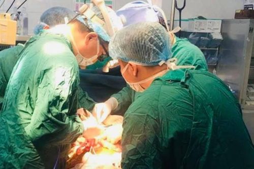 Hà Nội: Bé gái 16 tháng tuổi bị mảnh vỡ thủy tinh làm thủng thành bụng