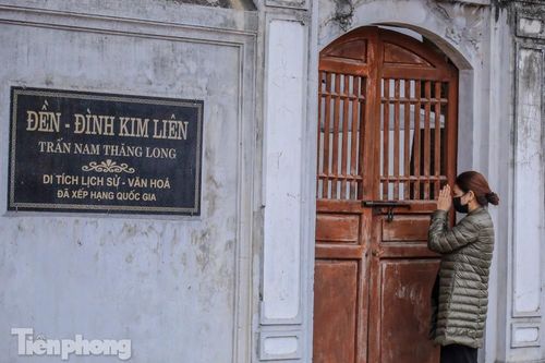 Di tích, đình chùa đóng cửa vì COVID-19, người dân Hà Nội vái vọng từ xa