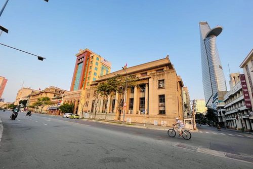 Cảnh vắng vẻ khác lạ ở TPHCM trong ngày đầu đi làm trở lại