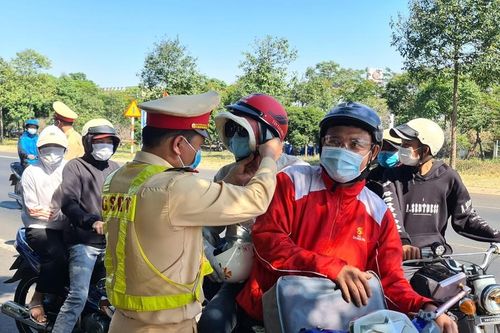 Hàng nghìn người dân bị CSGT 'chặn xe' để lì xì
