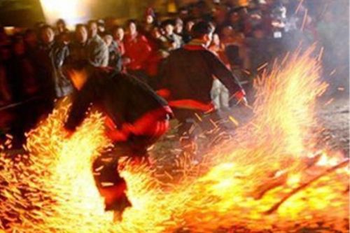 Tục nhảy vào lửa đầu năm mới của dân tộc nào?