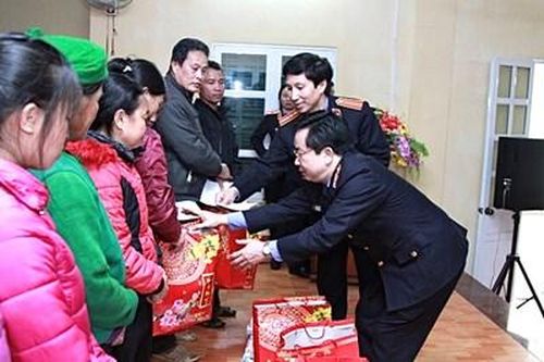 1,816 triệu suất quà Tết tặng các hộ nghèo, hộ cận nghèo