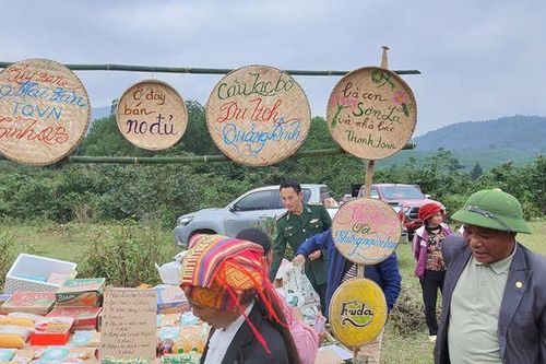 Hình ảnh ấm lòng mang Tết đến vùng biên giới Quảng Bình