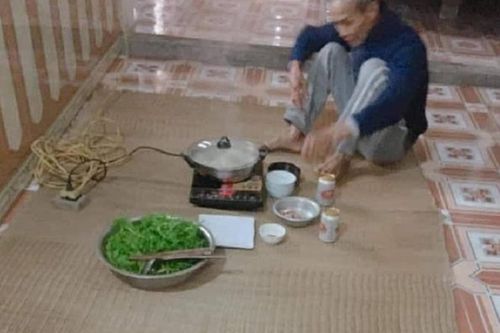 Rơi nước mắt hình ảnh cha già ngồi bên nồi lẩu vì con không về ăn Tết