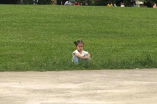 Được mẹ đề nghị 'đưa mẹ cầm tiền lì xì kẻo mất', biểu cảm của cô bé khiến dân mạng cười ngất