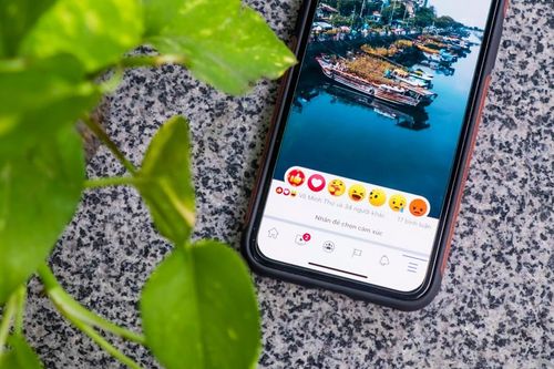 Sau Tết, cộng đồng mạng khóc ròng vì mất nút like đỏ rực, thử xem Facebook bạn còn hay không