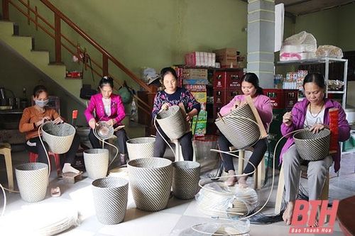 Tổ liên kết đan mây xiên cói - mô hình kinh tế tiêu biểu của phụ nữ xã Thiệu Giang