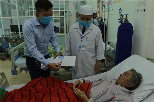 Tặng quà cho y, bác sĩ và bệnh nhân tại Trung tâm Y tế Hải Lăng