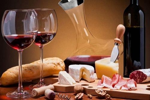 Rượu vang đỏ rót ra trước khi uống bao lâu là ngon nhất?