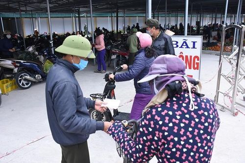 Người dân tâm dịch Chí Linh mang tem phiếu đi chợ theo ngày chẵn - lẻ