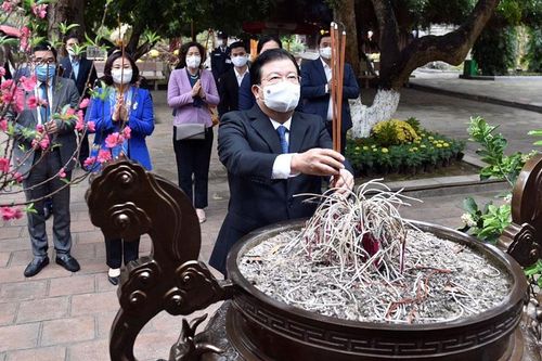 Phó Thủ tướng Trịnh Đình Dũng dâng hương tưởng nhớ Hai Bà Trưng