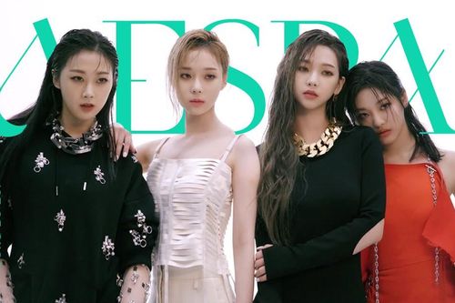 Vừa có bộ ảnh tạp chí đầu tiên, aespa lại bị so sánh khí chất thời trang với BLACKPINK