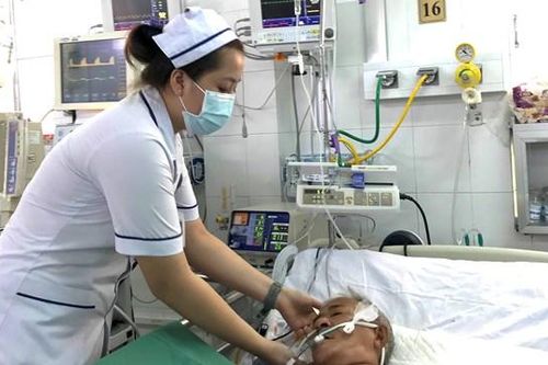 Cứu sống ngoạn mục bệnh nhân bị ho ra 'máu sét đánh'