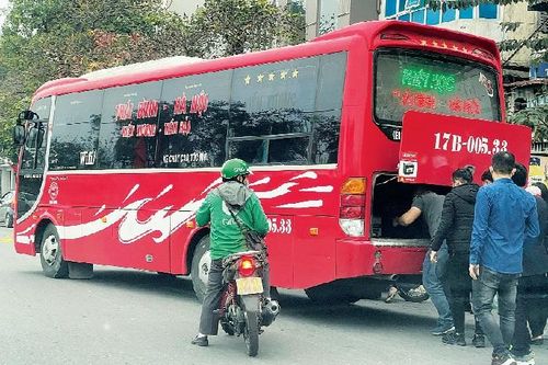 Xe đón trả khách trên đường: Ẩn họa lây nhiễm dịch Covid-19