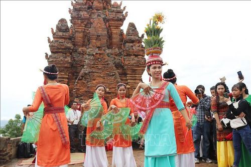 Khai thác văn hóa dân gian để phát triển du lịch