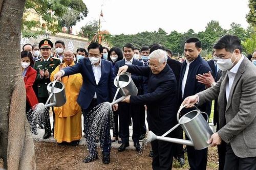 Tổng Bí thư, Chủ tịch nước Nguyễn Phú Trọng dâng hương và trồng cây lưu niệm tại Khu di tích Hoàng Thành Thăng Long