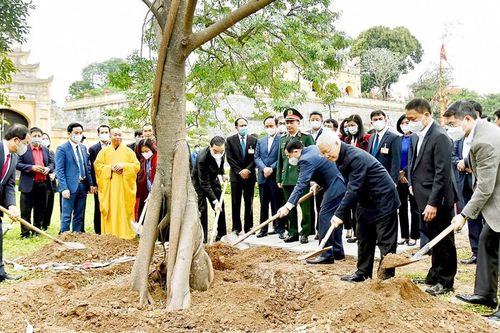 Tổng Bí thư, Chủ tịch nước Nguyễn Phú Trọng dâng hương tại Hoàng Thành Thăng Long