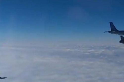 Video máy bay đánh chặn Su-57 Nga chạm trán chiến cơ Pháp trên Biển Đen