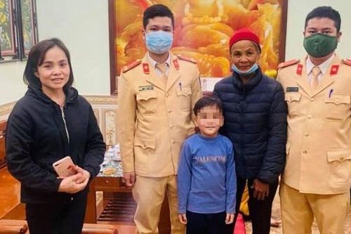 Cảnh sát Hà Nội tìm người thân cho bà già đi lạc ngày Tết