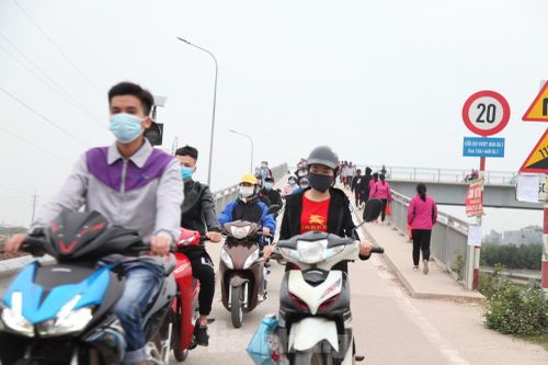 Công nhân khu công nghiệp tấp nập đi làm trở lại sau Tết