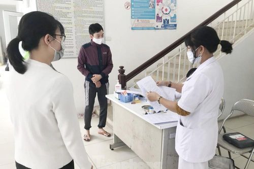 Hà Nội: Cận cảnh lấy mẫu xét nghiệm những người về từ tỉnh Hải Dương