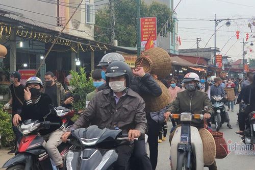 Bất chấp lệnh dừng họp chợ, du khách vẫn tìm đến mua may ở chợ Viềng