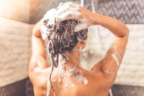 Thói quen tắm đêm âm thầm hủy hoại sức khỏe bạn như thế nào?