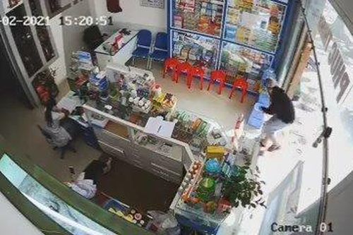 Xác minh nam thanh niên vào cửa hàng thuốc tây trộm ghế nhựa