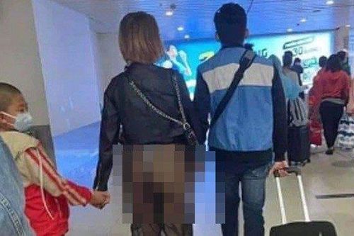 Người phụ nữ mặc quần xuyên thấu từng 'thả rông' vòng 1 tại đền Ngọc Sơn?