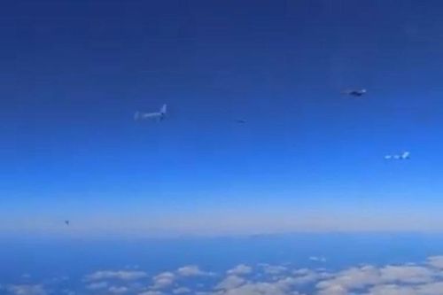 Su-27 của Nga đánh chặn một nhóm máy bay chiến đấu của Pháp gần biên giới