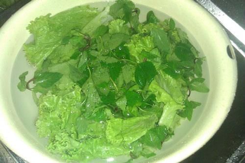 Khi rửa rau cho thêm thứ này vào nước mới khử được mọi hóa chất