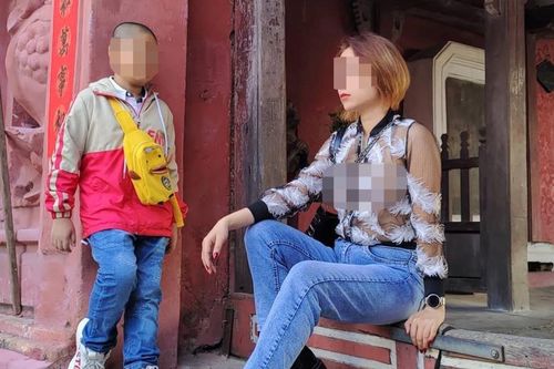 Cô gái 'nghiện thả rông' vòng 1 gây bức xúc khi tiếp tục diện quần áo xuyên thấu tại chùa Cầu