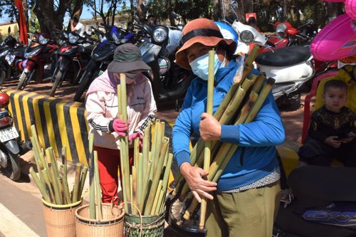 Pleiku: Cơm lam của người Jrai 'hút' khách dịp Tết