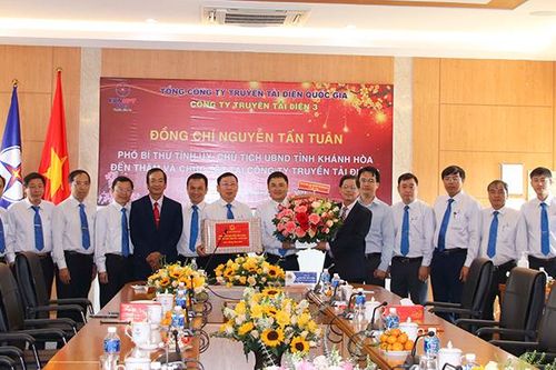 Chủ tịch UBND tỉnh Nguyễn Tấn Tuân thăm Công ty Truyền tải điện 3