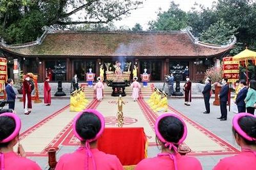 Dâng hương tri ân công đức Tổ Mẫu Âu Cơ