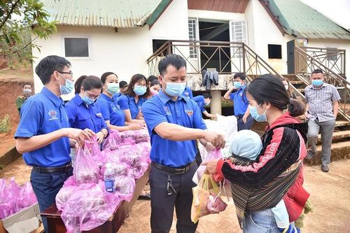 Công ty Nhôm Đắk Nông: Trao hơn 170 suất quà cho người dân Bon Kết nghĩa dịp Tết Tân Sửu