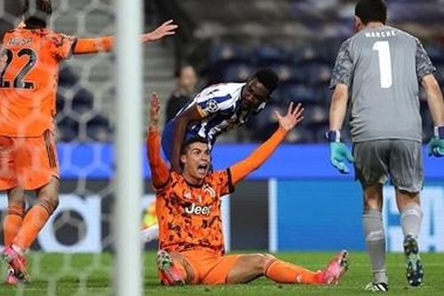 Đòi penalty bất thành, Ronaldo bị đàn em chế giễu