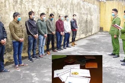 Tạm giữ hình sự 8 đối tượng chơi 'ba cây' ăn tiền