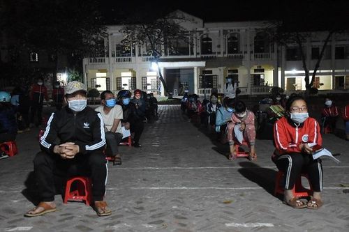 Học sinh cấp 2 ở Hải Dương hết thời hạn cách ly, mừng rỡ ngày về nhà